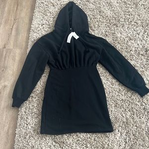 THIS SWEATSHIRT DRESS IT TO DIE FOR!! So so cute!!